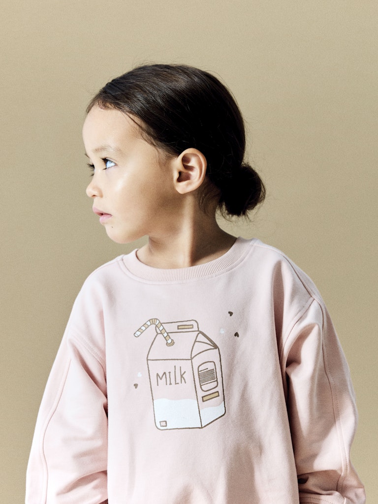 NAME IT Kiki Rlx Sweatshirt in Lotus lifestyle model view