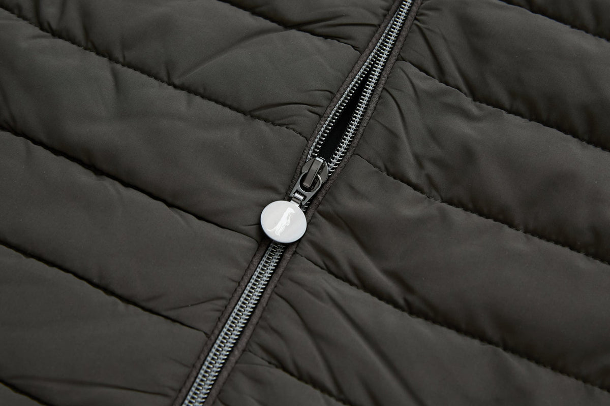 Close-up of the 6th Sense Air Peat Gilet zip fastening with silver-toned teeth and round pull tab on quilted peat fabric.