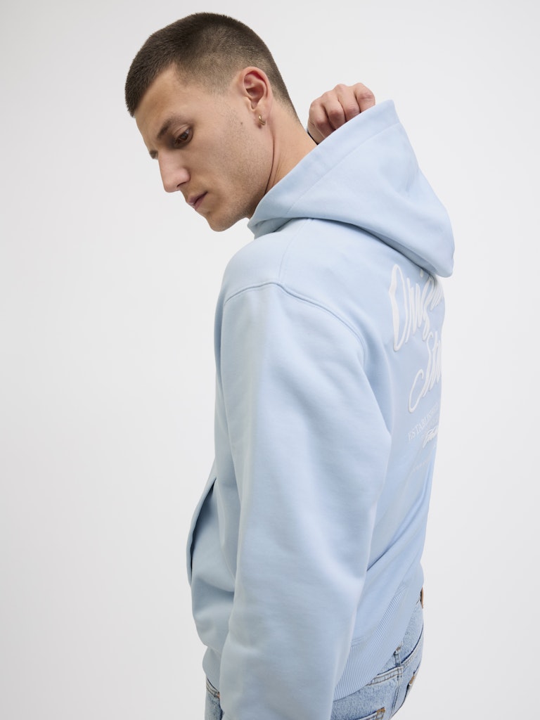JACK JONES ORIGINALS Norrebro Typo Back Sweat Hood-Skyway Skyway model front view