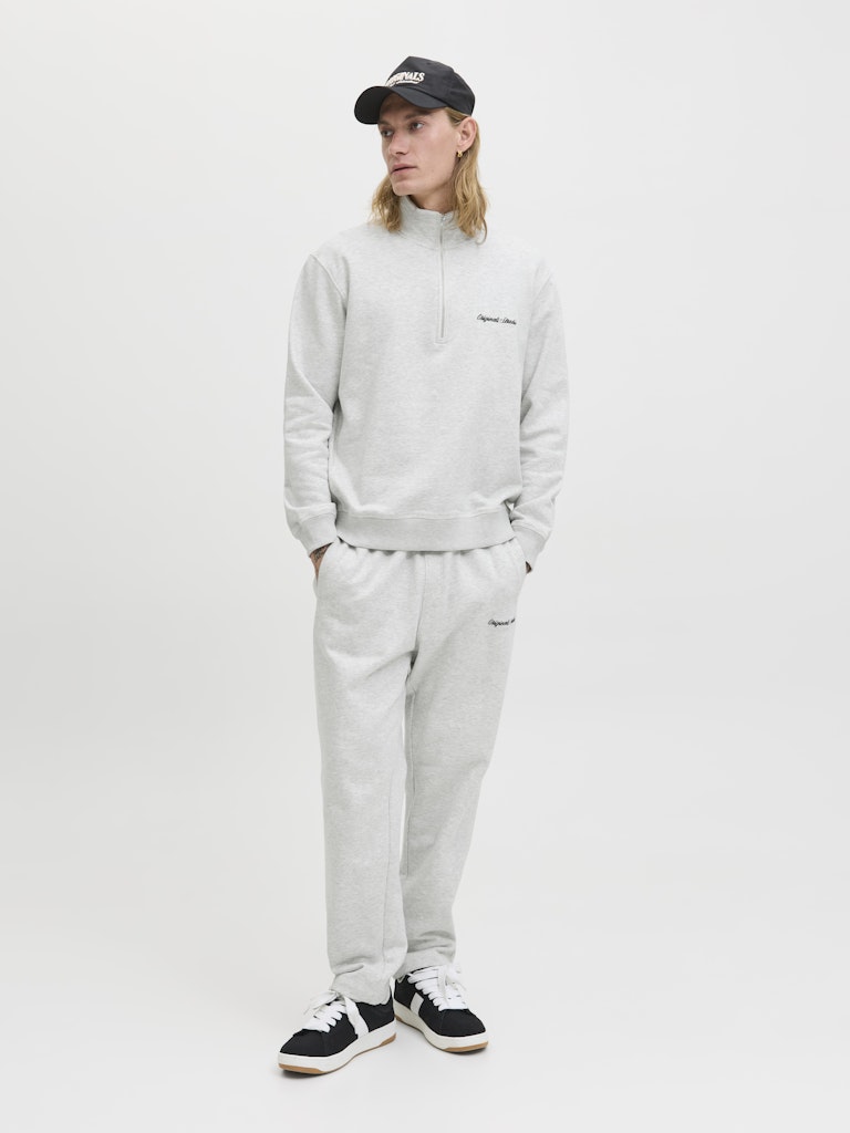 JACK JONES ORIGINALS Norrebro Emb Sweat High Neck-White Melange White Melange model front view