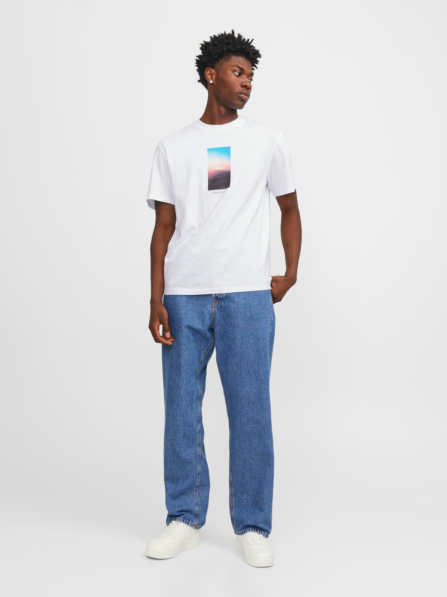 JACK JONES ORIGINALS Vesterbro Picture Tee Short Sleeve Crew Neck-Bright White Moonbeam model front view