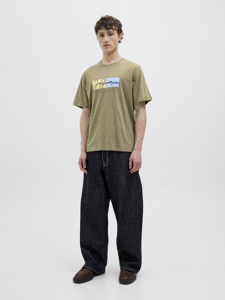 JACK JONES ORIGINALS Frederiksberg Box Script Silver Sage Tee Silver Sage model front view