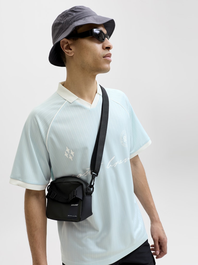 JACK JONES CORE Eterna Football Polo - Omphalodes Omphalodes model front view