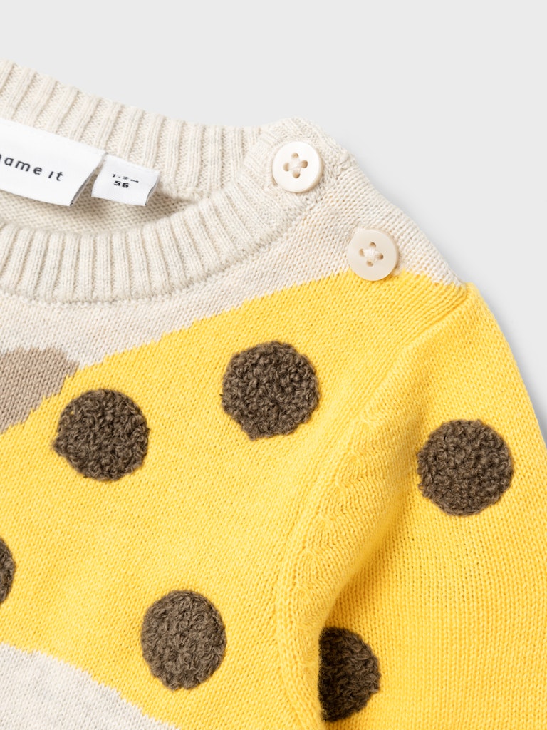 Higraf Knit-Peyote Melange-Button detail view