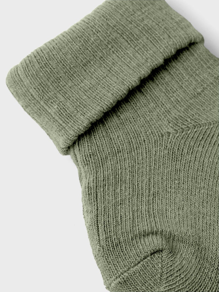 NAME IT Nobbu Sock-Oil Green Oil Green model front view