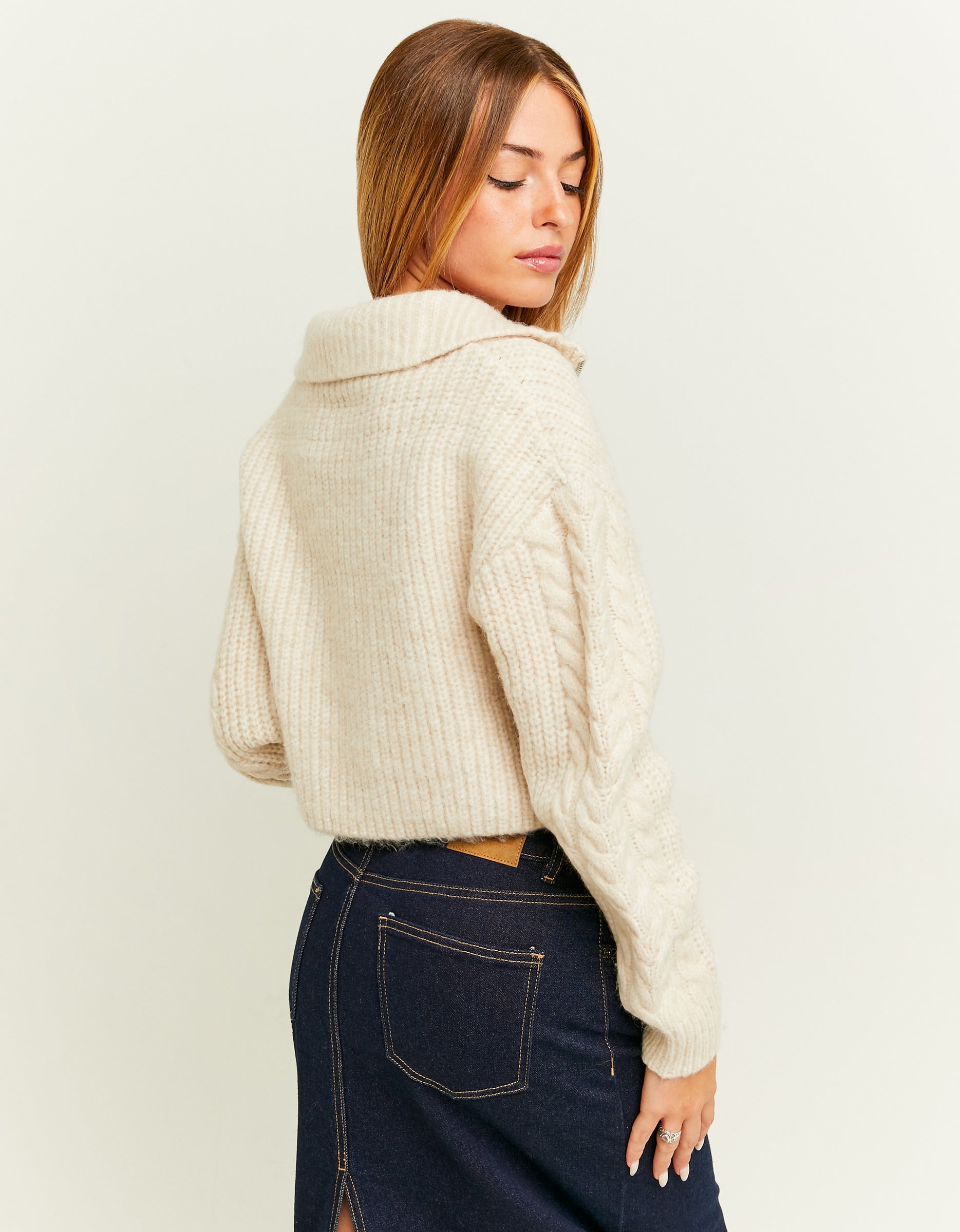 Back view of women's white cropped jumper
