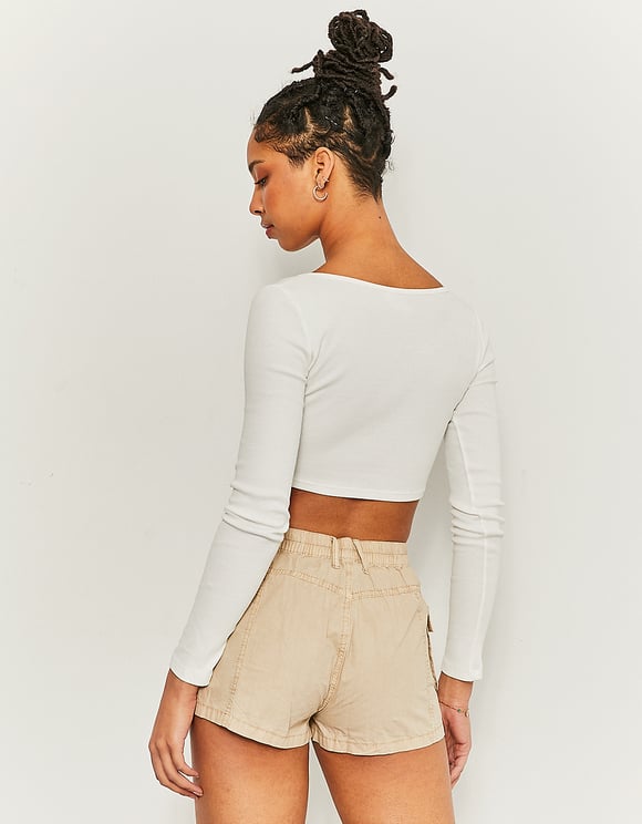 Beige low waist cargo shorts model rear view