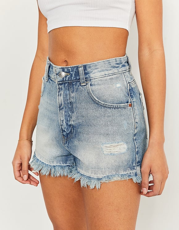 HIGH WAIST RIPPED DENIM MOM SHORTS MODEL DETAIL VIEW