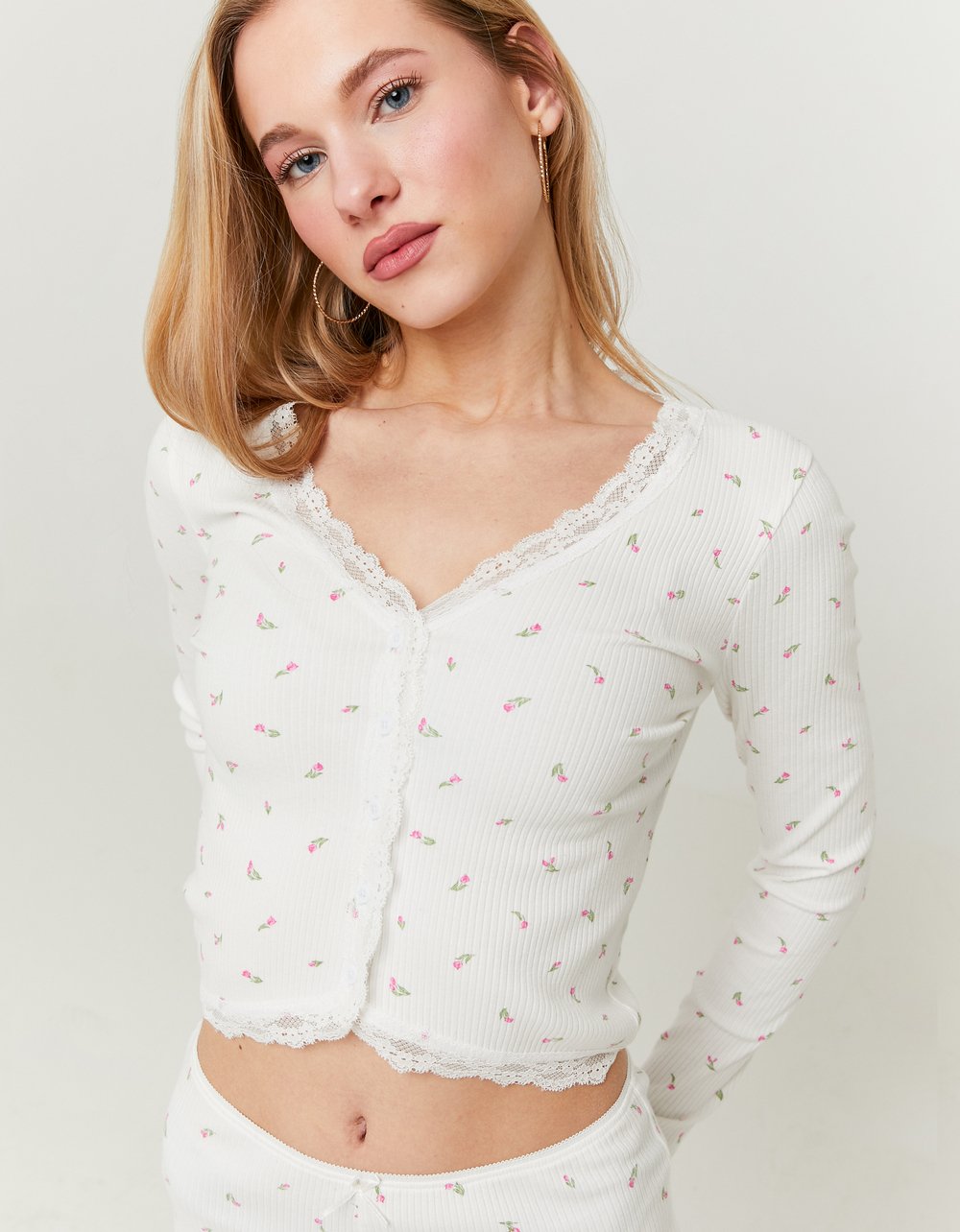 White Basic Cardigan With Lace Details & Floral Print