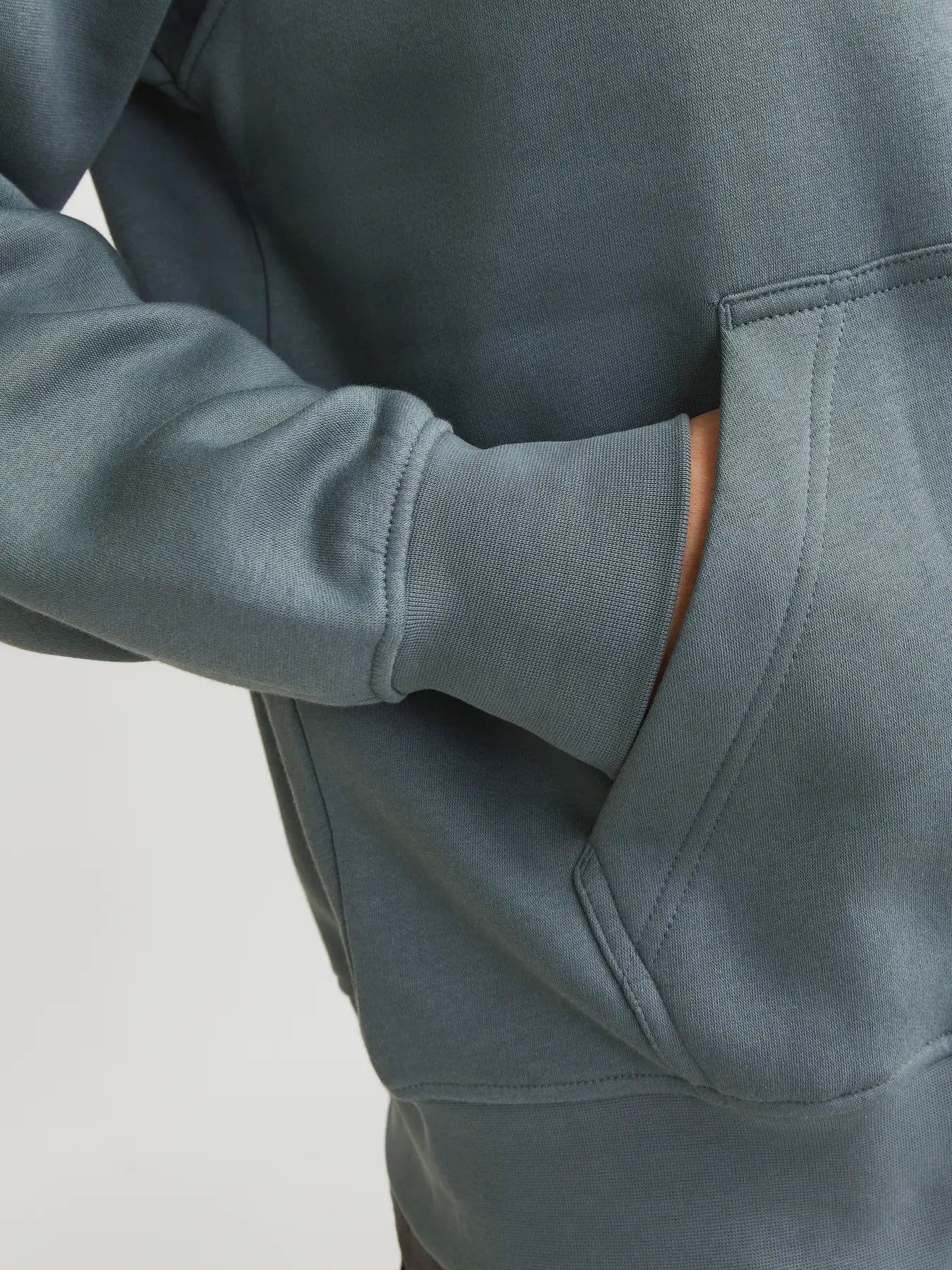 Vesterbro Sweat Stormy Weather Hoodie
-Pocket detail