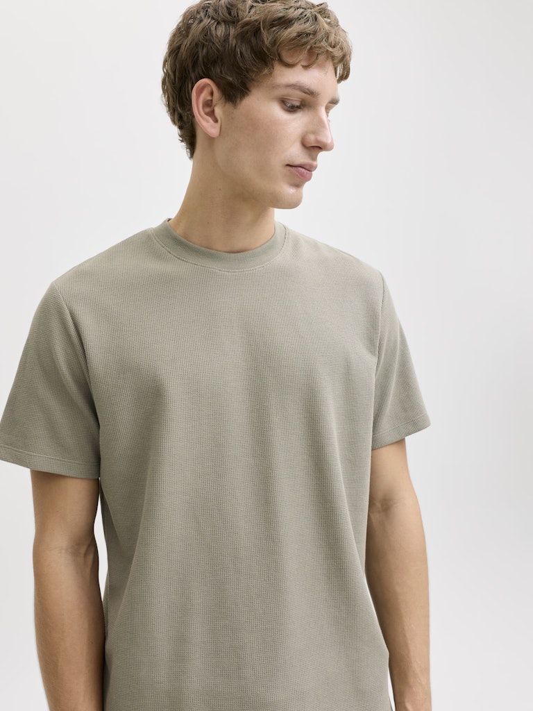JACK & JONES Eaustin Tee Ss vetiver waffle texture short sleeve front view