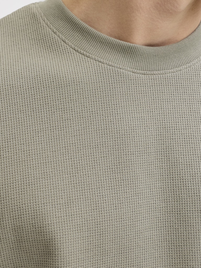 JACK & JONES Eaustin Tee Ss vetiver waffle knit fabric close-up neckline detail