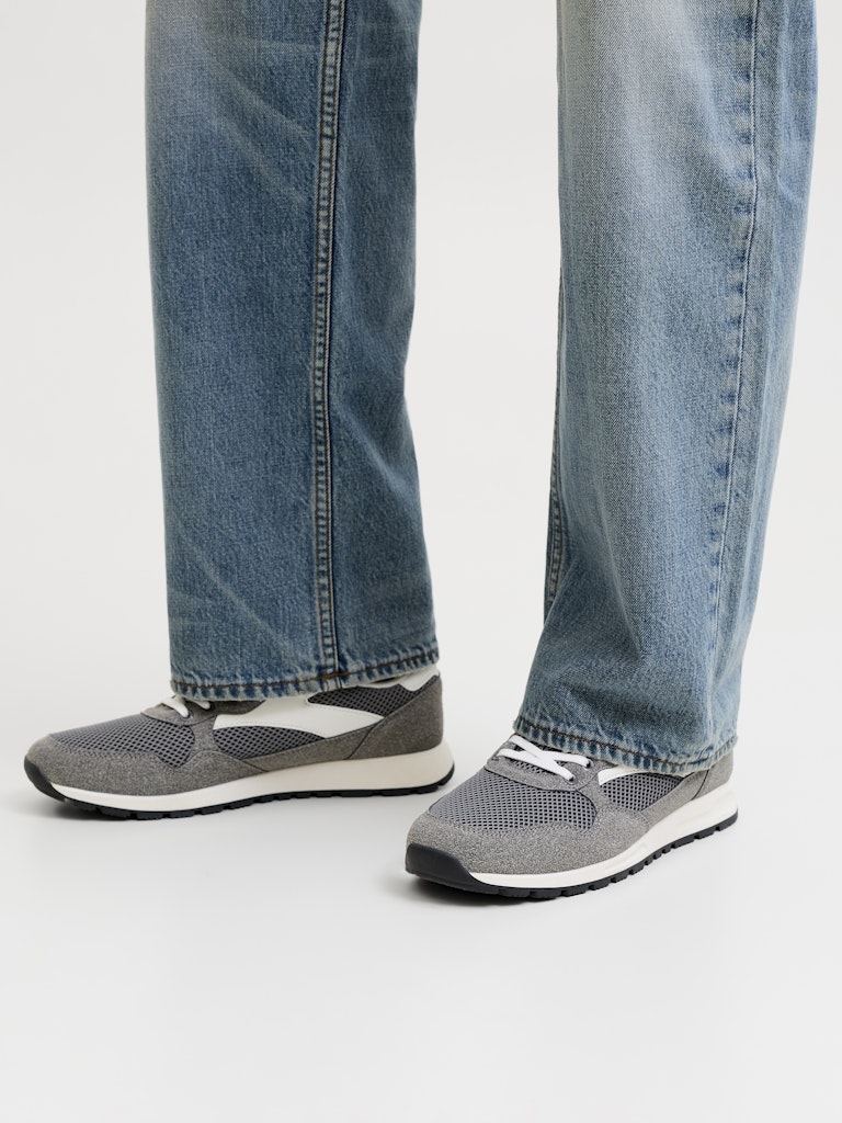 JACK & JONES Swindon Combo Sneaker Noos frost gray sneakers side view on model feet