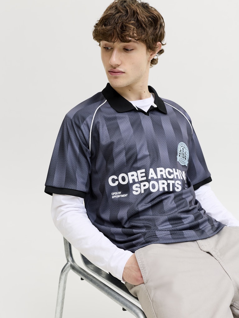JACK JONES CORE Breeze Football Aop Mesh Tee Ss black front view model sitting
