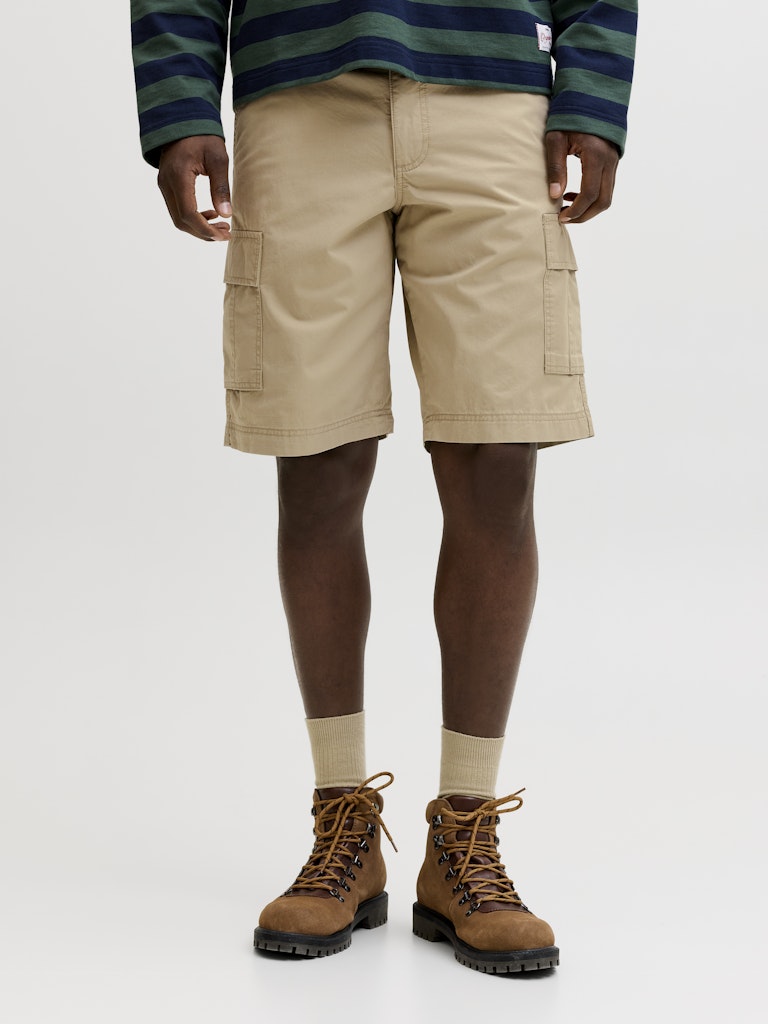 JACK & JONES Cole Matty Cargo Short Mid in Crockery front model view