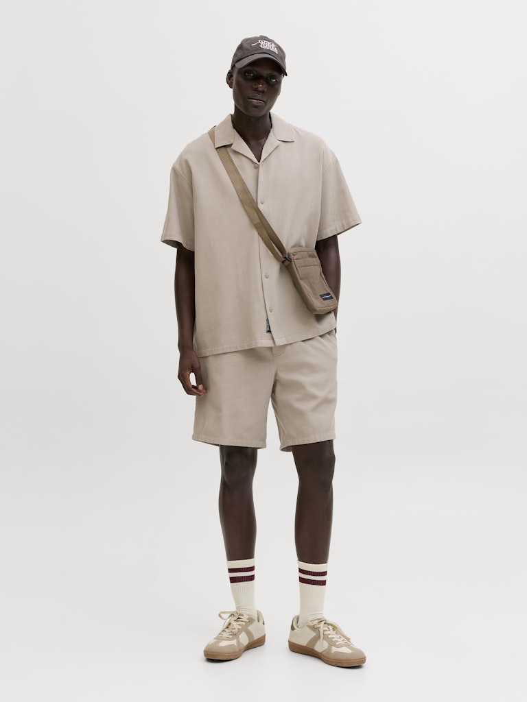 JACK & JONES Global Waffle Resort Short Sleeve Shirt - Vintage Khaki Vintage Khaki model front view