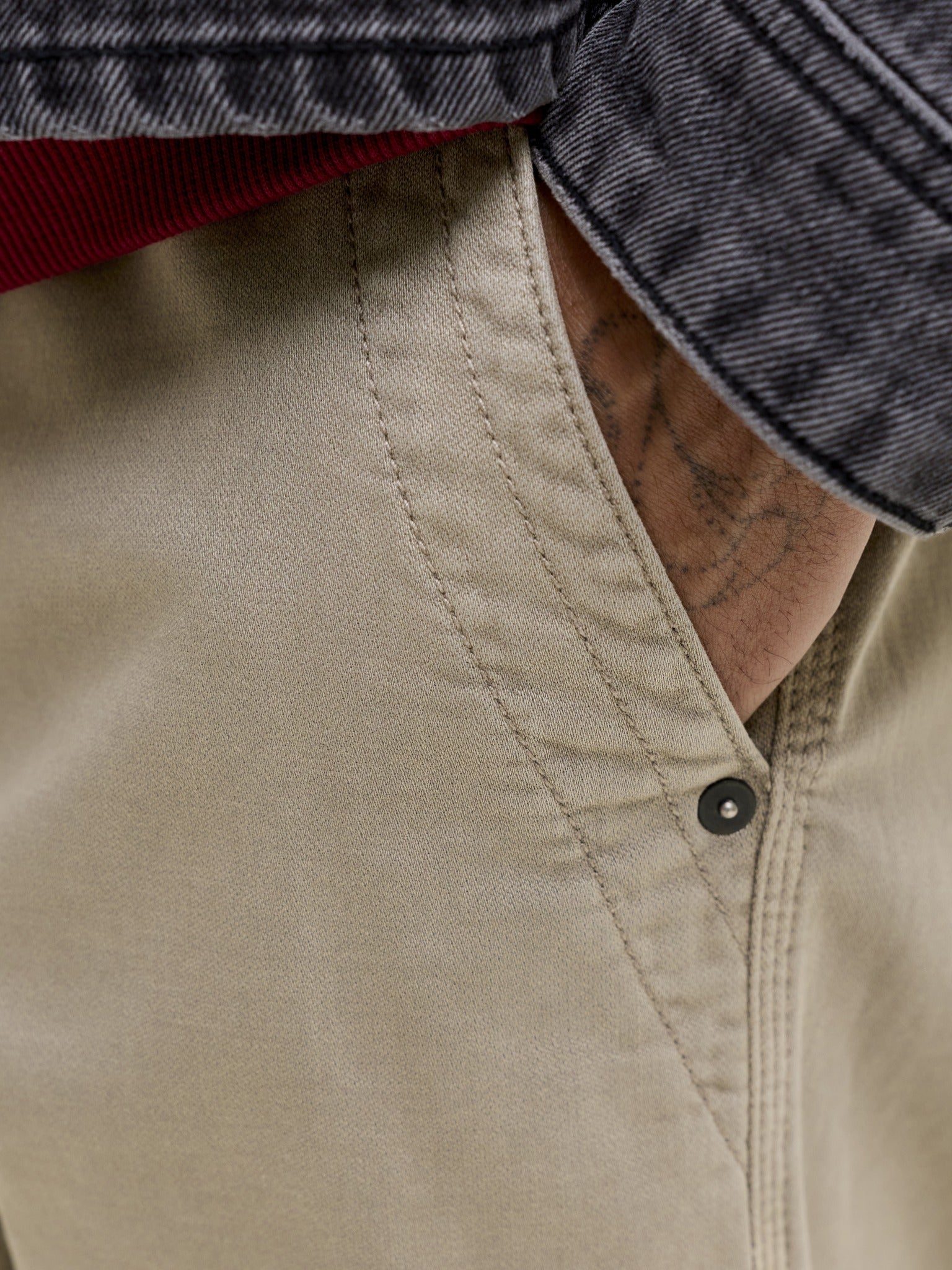 JACK & JONES Kane Dover Jogger in Crockery pocket detail