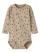 NAME IT Vroels Long Sleeve Bodysuit in Sesame Trees front view