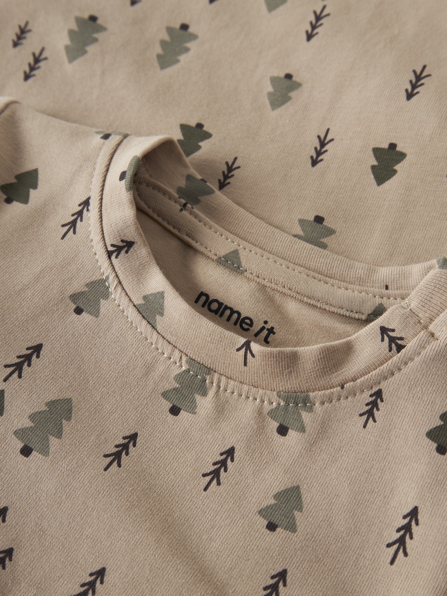 NAME IT Vroels Long Sleeve Bodysuit in Sesame Trees collar and print detail