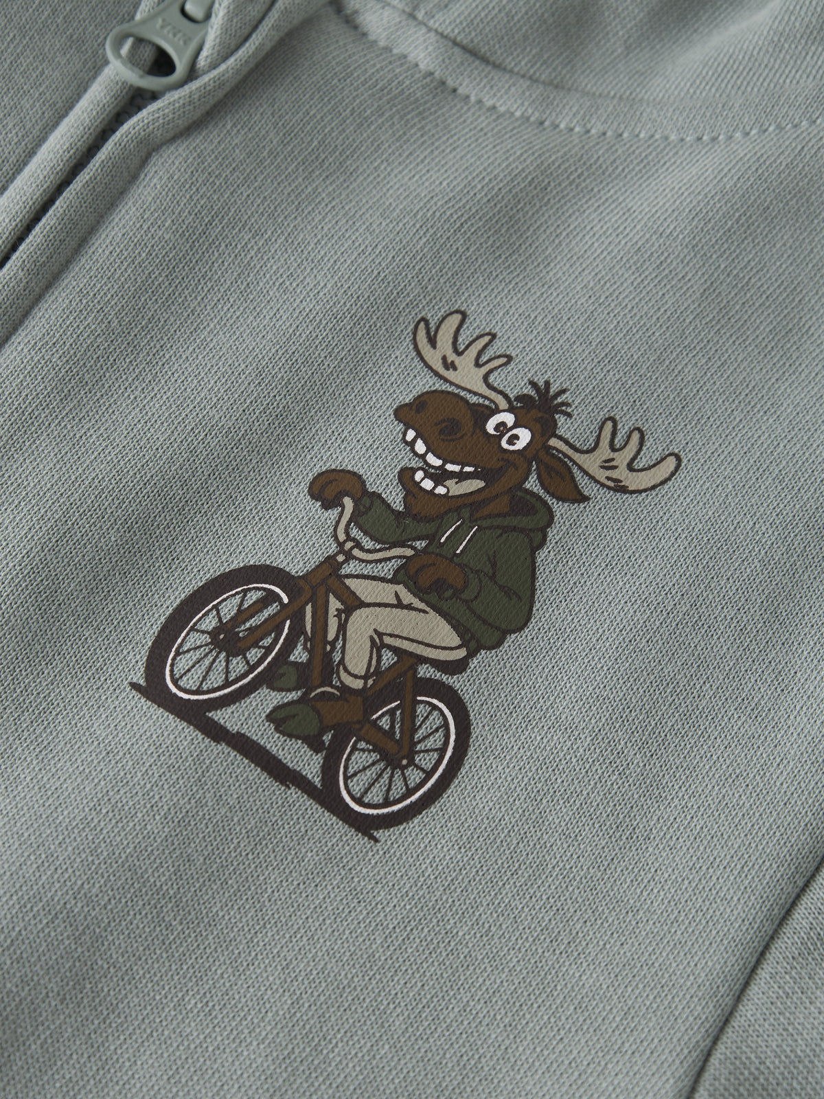 Close-up of the moose bicycle print and front zip on NAME IT Voltinus hoodie in Abyss Moose Bike