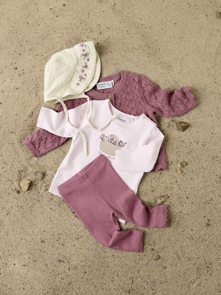 NAME IT Hallie leggings in mesa rose ribbed legging front view with pink top and bonnet on sand background