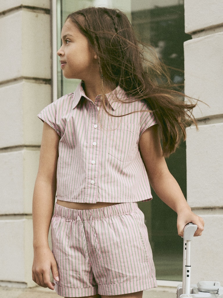 NAME IT Jociko short sleeve shirt in Pink Drink. lifestyle model view