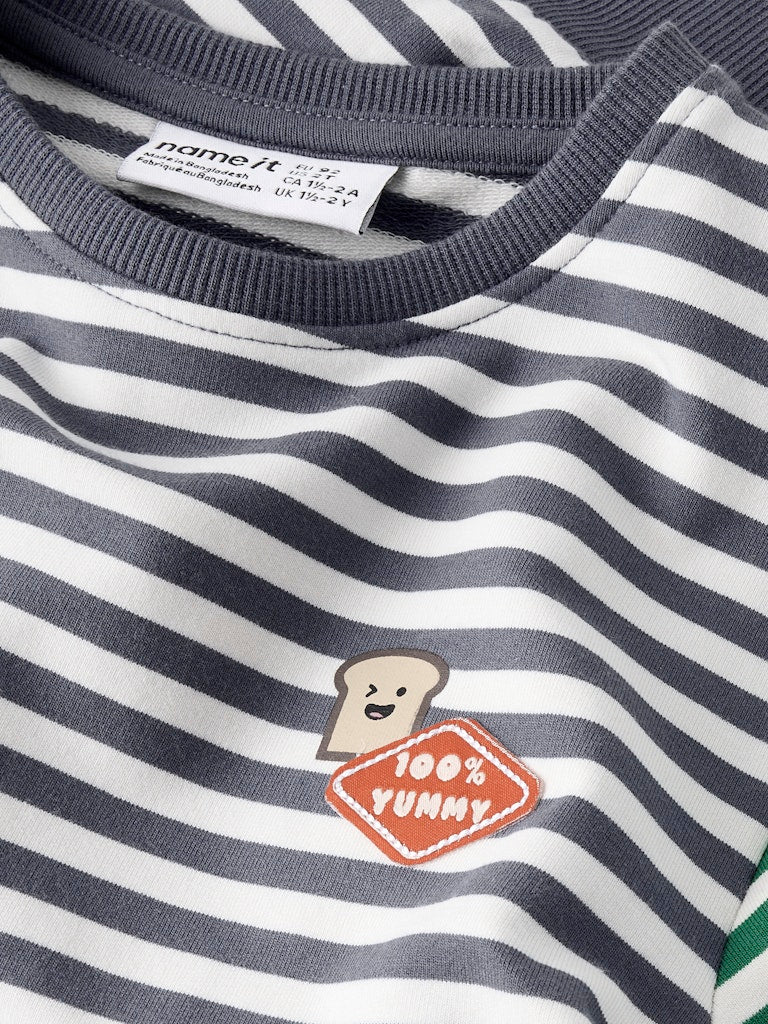 NAME IT Kaster Sweatshirt in Vintage Indigo striped fabric and chest patch detail