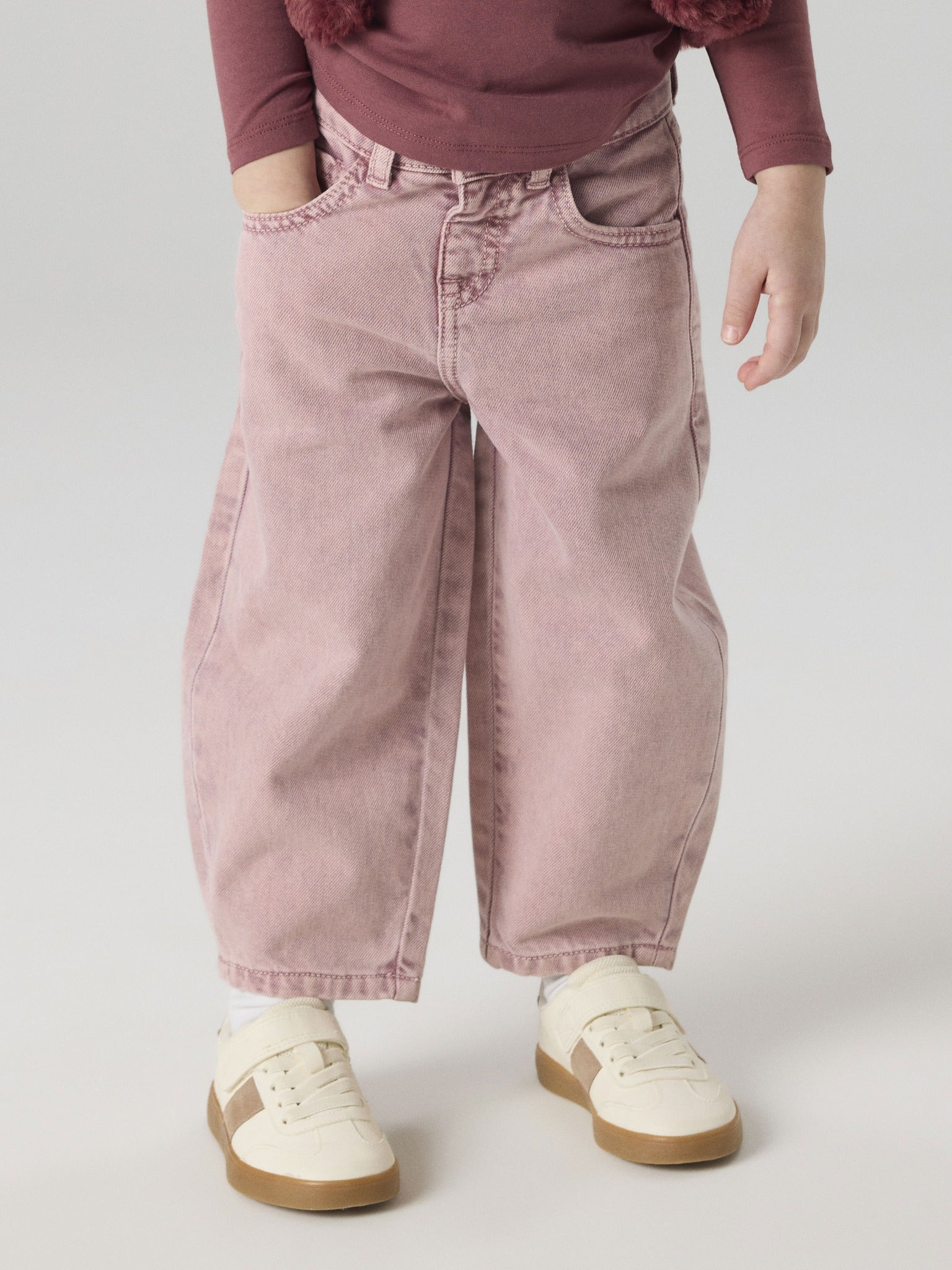NAME IT Bella Barrel Denim Jeans in Wild Ginger on model