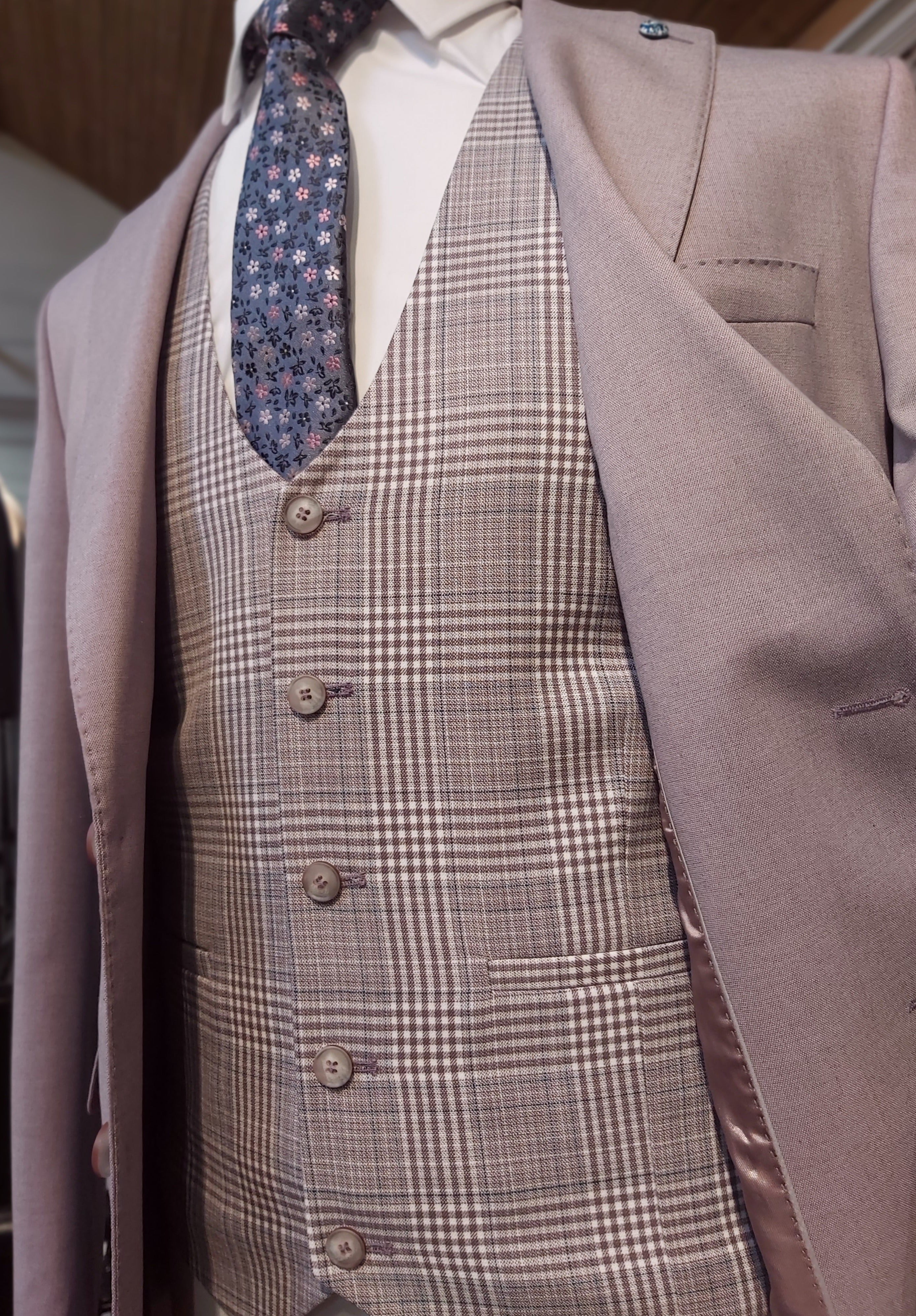 BENETTI Jeff Blush Waistcoat BLUSH model front view