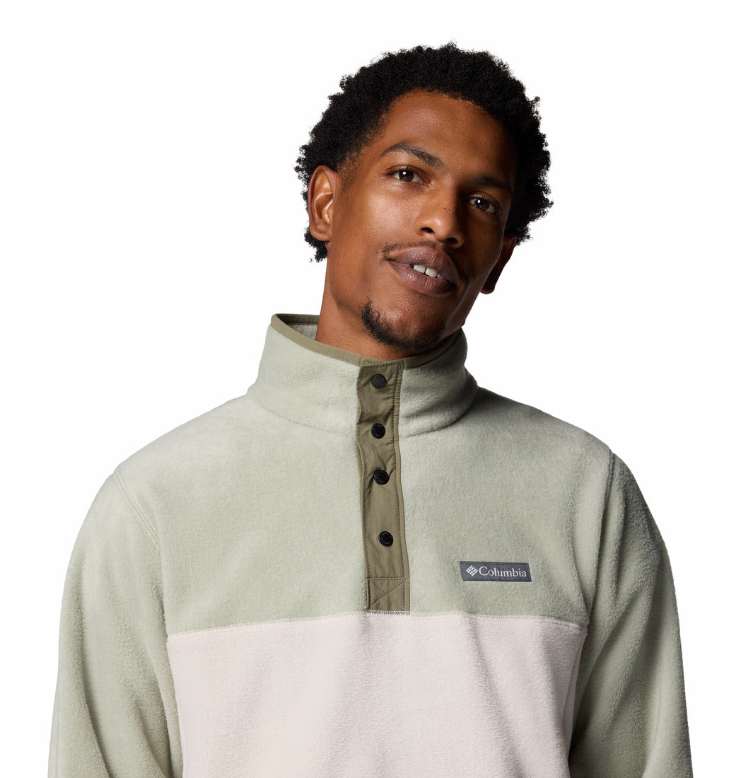 Columbia Mens Steens Mountain Half Snap II fleece in Dark Stone Safari, close - up detail of half snap collar and chest logo