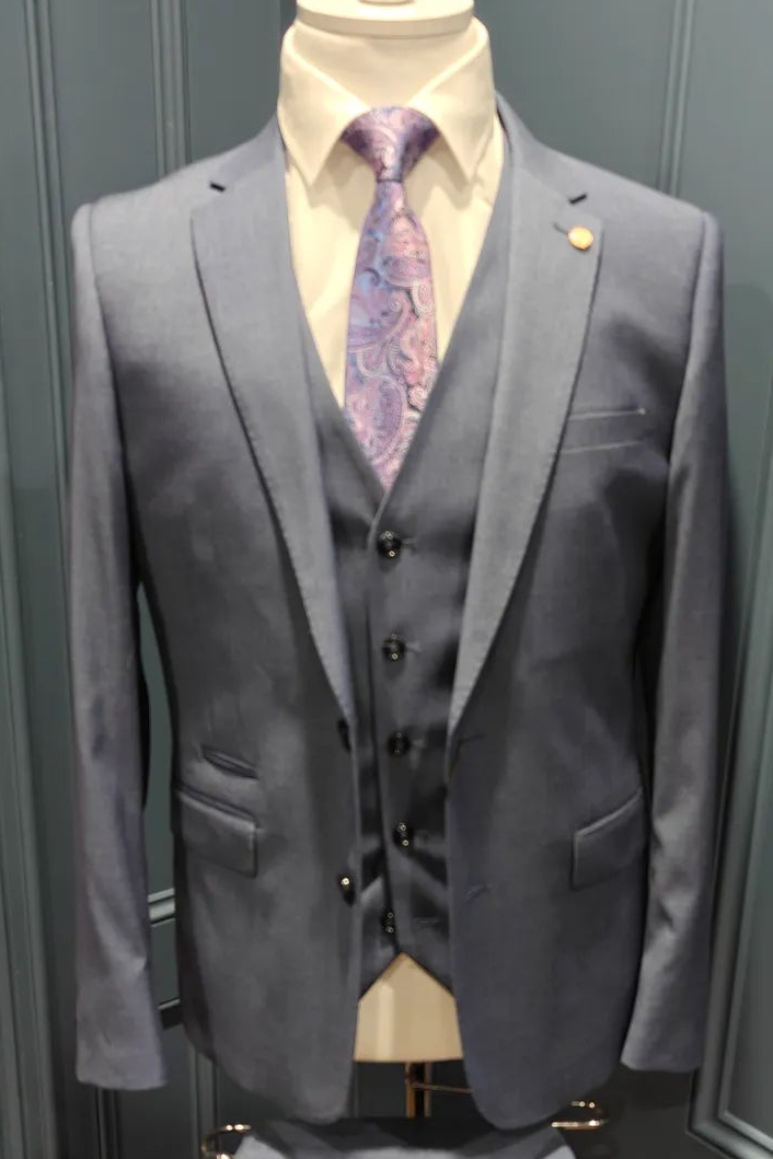 Kingsley Indigo suit with a patterned tie on a mannequin against a gray background