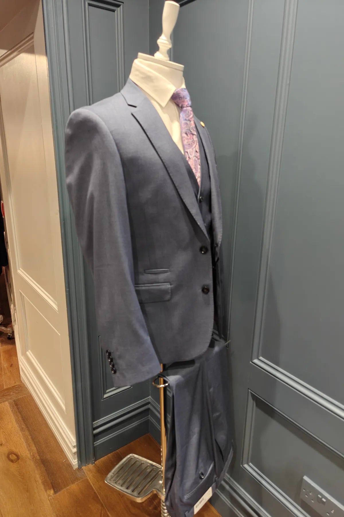 Kingsley Indigo suit on a mannequin against a gray wall