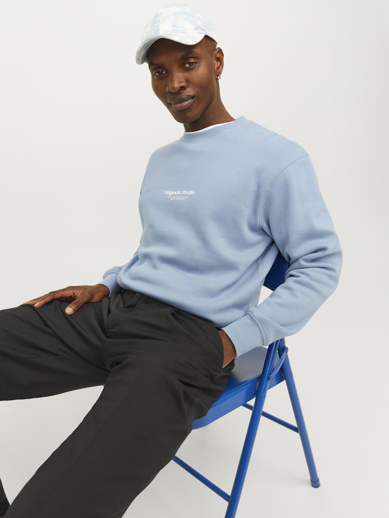 Vesterbro Sweat Crew Neck -Mountain Spring-Relaxed model view
