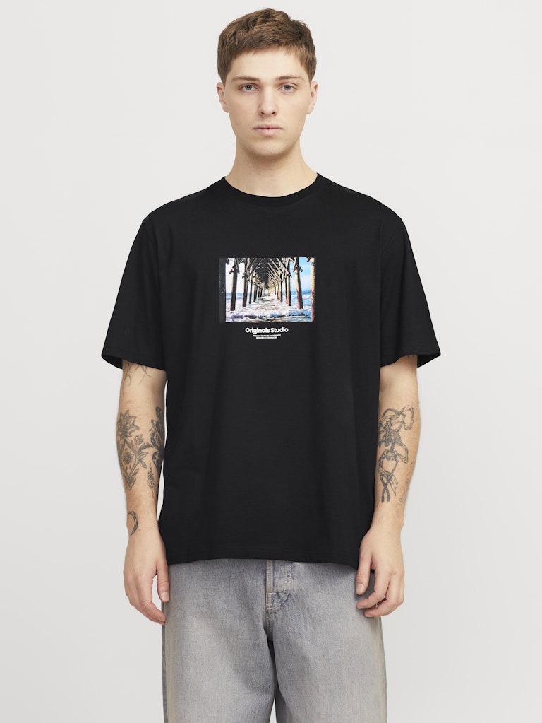 JACK JONES ORIGINALS Vesterbro Picture Tee Black model front view
