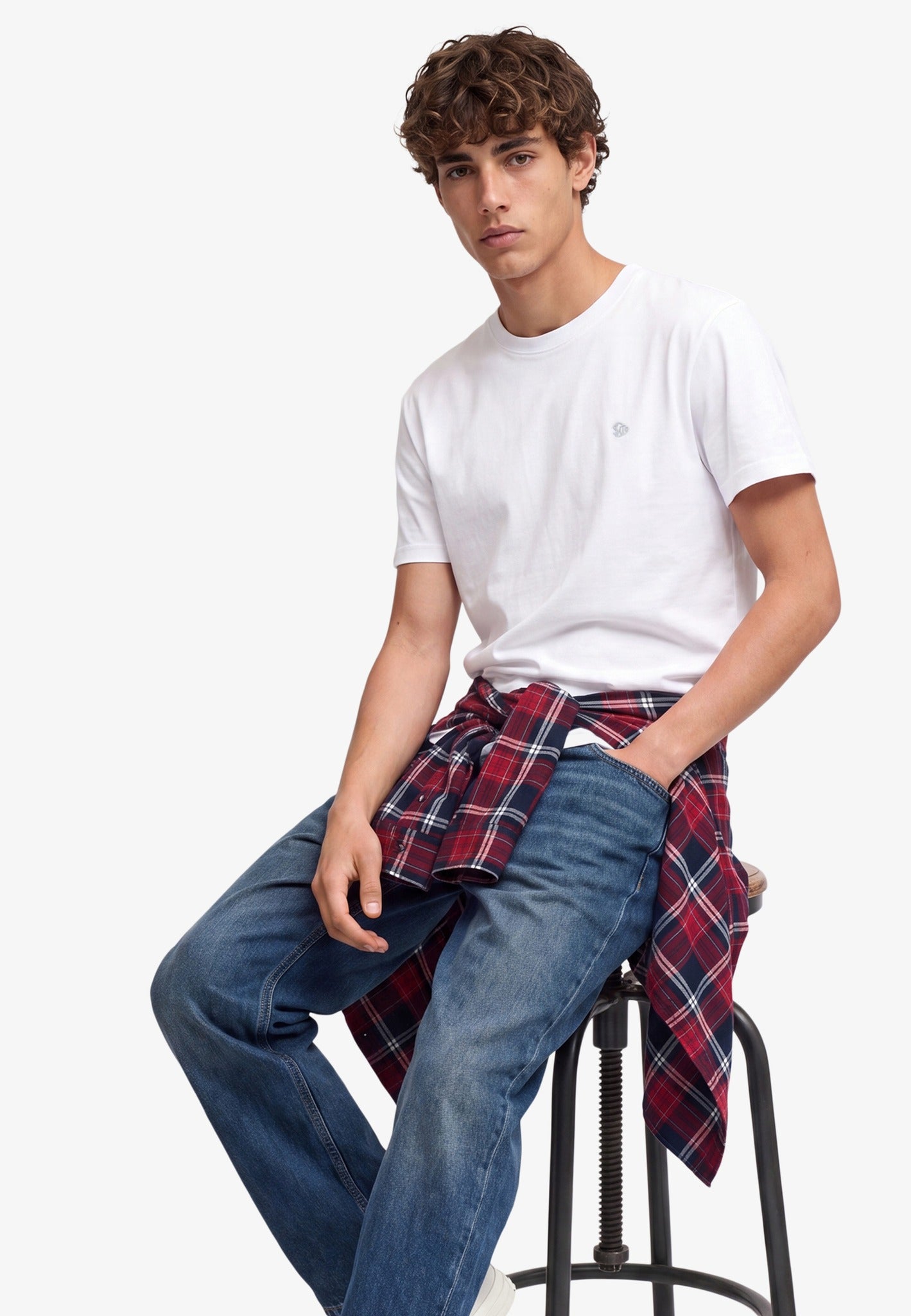 Superdry Essential Sdco Logo Embroidered Tee in Optic/Cold Grey seated model view