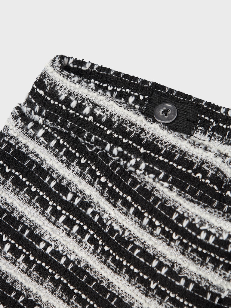 Raline Shorts - Black-Close Up View