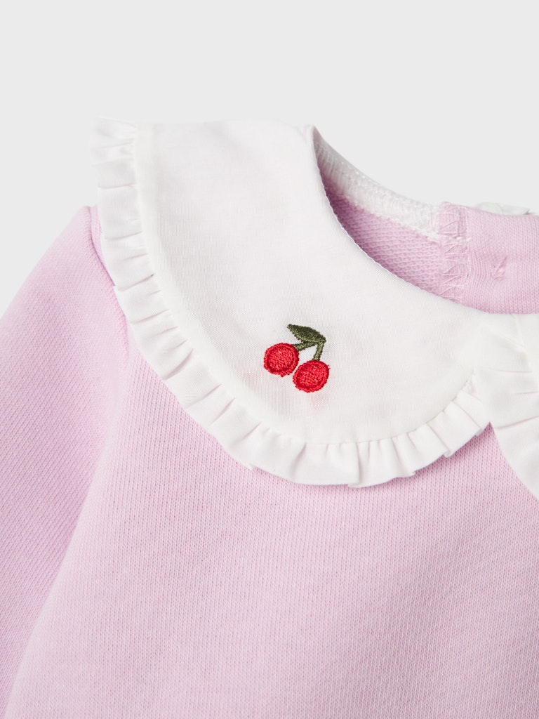 Benine Winsome Orchid Sweat-Cherry detail on collar