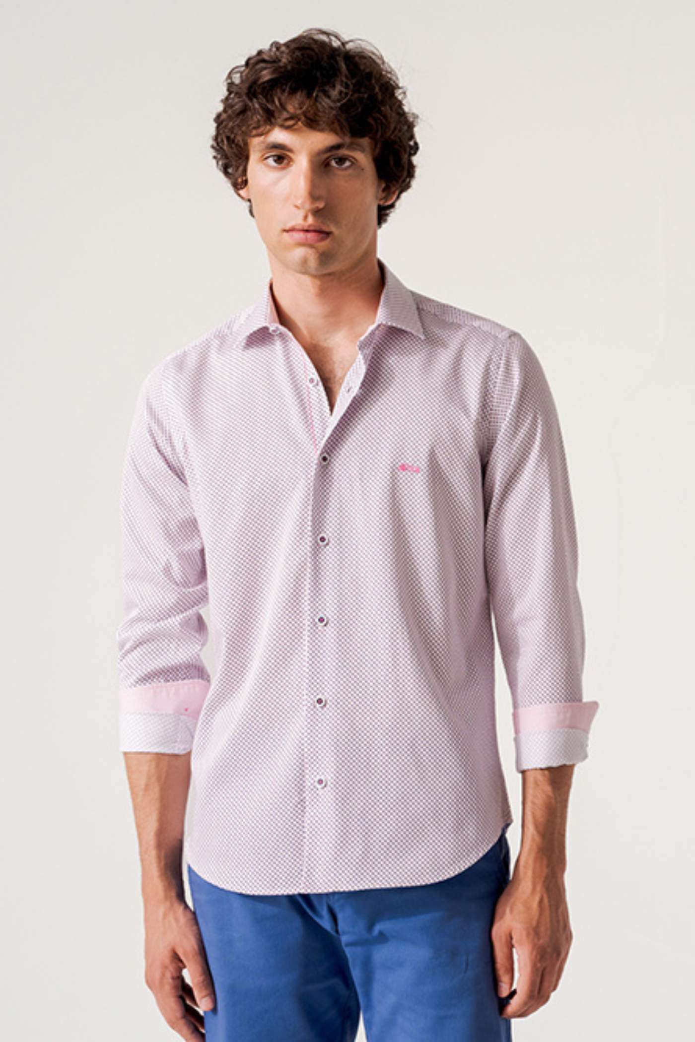 DARIO BELTRAN Agulo Pink / Navy Triangle Print Shirt Pink/Navy model front view