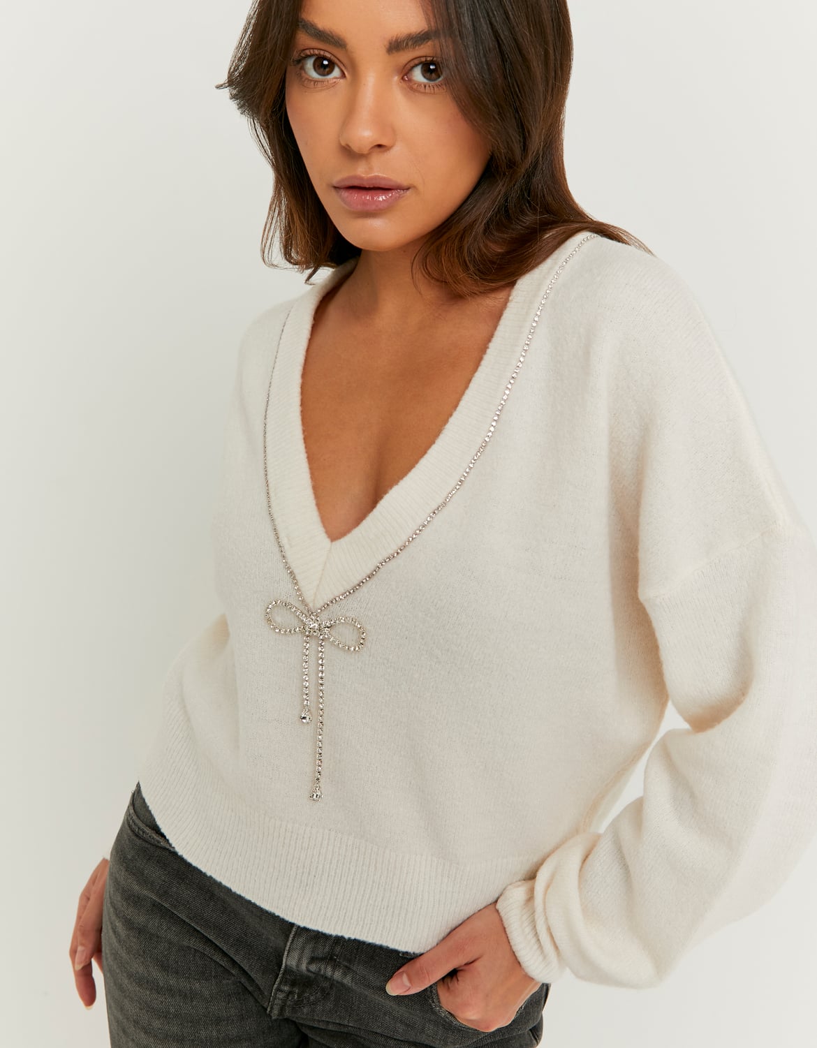Ladies White Knitted Jumper With Strass Bow-Closer View of the Front