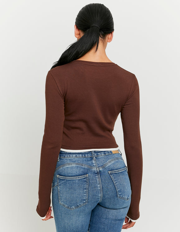 Tally Weijl basic brown long sleeve cropped T-shirt worn by model, back view