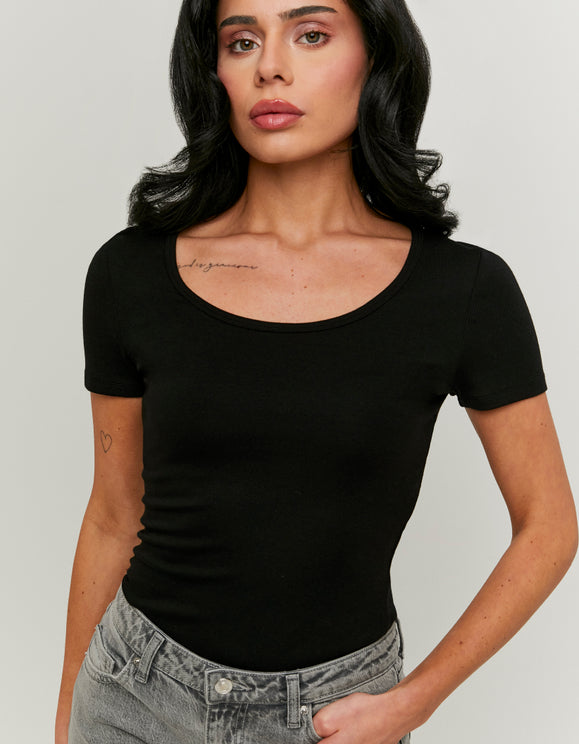 Tally Weijl black basic T-shirt worn by model, close front view