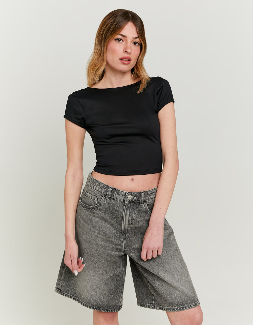 Ladies Black Blackless Basic Top-Model Full Front View