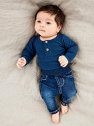 NAME IT Newborn Silas Jeans 1055 Dark Blue Denim model front view